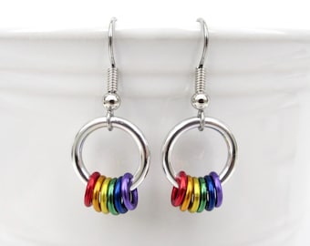 Boucles d'oreilles minimalistes de la fierté gaie avec anneaux flottants arc-en-ciel