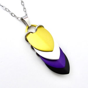 Collier pendentif non binaire, pendentif en échelle de cotte de mailles, bijoux de fierté; jaune, blanc, violet, noir