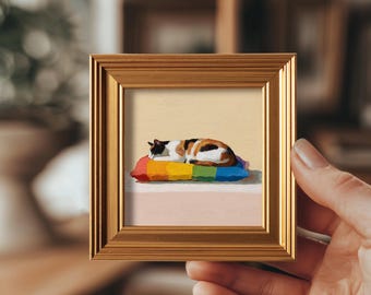 Mini cuadro al óleo de un gato calico dormido, obra de arte original enmarcada para pared, lienzo pintado a mano, galería en casa, retrato personalizado de mascota, regalo para amantes de los gatos.