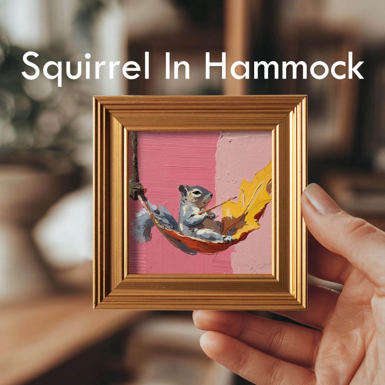 Mini Reiher Ölgemälde, Original handgemalte Wildtiere, Natur Vogel Galerie Wandkunst, 4x4 Goldrahmen, Geburtstagsgeschenk für Vogelliebhaber Squirrel In Hammock