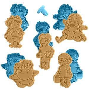 Pode incluir: Um conjunto de cortadores de biscoitos em forma de personagens de desenhos animados. Os cortadores são em duas cores: bege e azul. Os cortadores bege são as formas dos personagens, e os cortadores azuis são os moldes.