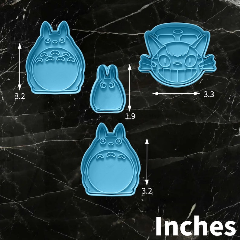 Peut inclure: Quatre emporte-pi&egrave;ces en plastique bleu en forme de personnages d'un film d'animation populaire. Le plus grand mesure 8,4 cm de large et le plus petit 4,8 cm de haut. Le mot "Inches" est imprim&eacute; en blanc.