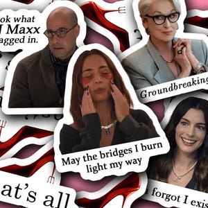Könnte beinhalten: Eine Collage von Aufklebern mit Bildern von Schauspielern und Text. Die Aufkleber enthalten Sätze wie "Look what TJ Maxx dragged in", "Groundbreaking" und "May the bridges I burn light my way". Der Hintergrund hat ein sich wiederholendes Muster aus roten High Heels.