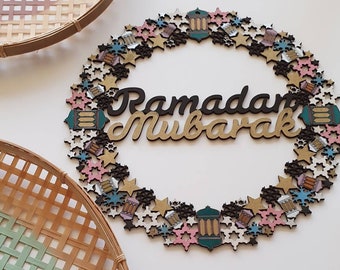 ISLAMIC ART: 'Stars & Lanterns' Ramadan Mubarak Wooden Wreath