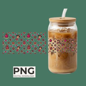 Puede incluir: Un vaso transparente con tapa de bambú y pajita de cristal, lleno de café helado de color marrón claro. El vaso presenta un patrón repetitivo de figuras de Frida Kahlo, corazones rojos y motivos florales sobre un fondo verde oscuro. Descarga digital PNG.