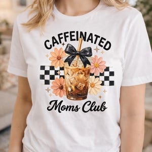 Puede incluir: Una taza de cerámica blanca con un asa negra y el texto "But First, Coffee" en negro, con una fuente de estilo manuscrito. La taza está sobre una superficie blanca.