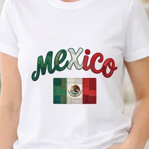 Puede incluir: Una camiseta blanca de manga corta con la palabra MEXICO en una tipografía estilo patchwork de colores verde, blanco y rojo. Debajo del texto hay un gráfico rectangular de la bandera de México, también con un diseño de patchwork.
