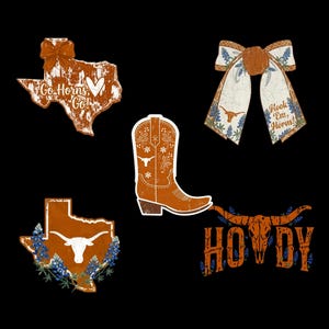 Puede incluir: Una colección de gráficos de estilo desgastado sobre un fondo negro. Los gráficos incluyen un diseño en forma de Texas con el texto "Go Horns Go!", una bota de vaquero, un lazo con el texto "Hook 'Em Horns!", una calavera de longhorn con la palabra "Howdy" y un contorno de Texas con un longhorn.