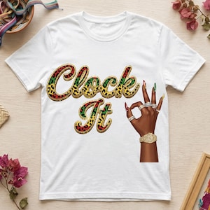 Puede incluir: Una camiseta blanca de manga corta con el texto "Clock It" en un patrón de leopardo rojo, verde y amarillo. A la derecha del texto hay una ilustración de una mano de piel oscura haciendo un gesto de "OK", con un reloj y anillos dorados.