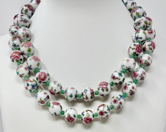 Collar vintage de ensueño con cuentas de cerámica y cierre de filigrana, de origen chino, procedente de la Segunda Guerra Mundial. Un artículo artístico para lucir.