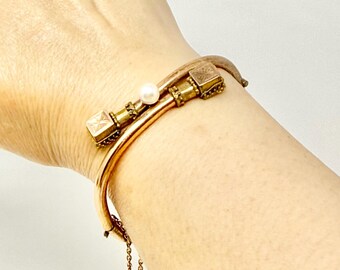 Brazalete antiguo victoriano estilo neotrusco, chapado en oro, con bisagra de derivación y perla de agua salada.