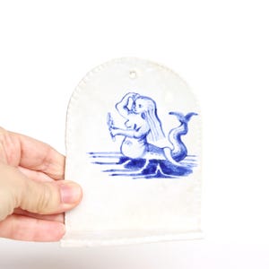 altar de parede prateleira cerâmica caixa de carta artesanal maritim mar frísio pendurado santuário de barro ilustrado cerâmica sereia delft azul branco
