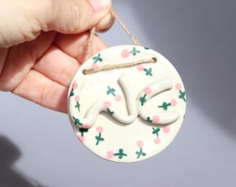 Placa de banheiro artesanal em cerâmica: estampa floral creme, rosas cor-de-rosa (7 cm de diâmetro)