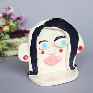 Estante de pared de cerámica para altar, rostro de mujer, pequeño objeto de colección hecho a mano, colgante, arcilla, santuario, cabello negro, cerámica beige, escultura, arte, rosa