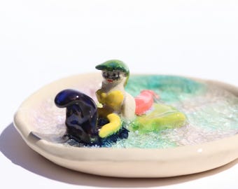 Bebedouro de insetos em cerâmica artesanal: peça de decoração para jardim, bandeja para objetos decorativos com fusão de vidro e sereia.