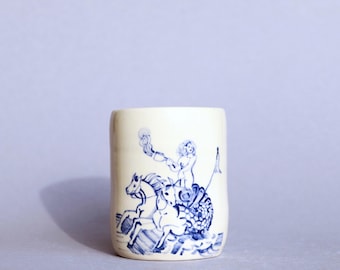 Vaso de cerâmica artesanal: esculpido em tons de creme e azul.