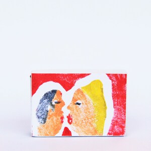 Caja con relieve impreso a mano sobre papel pegado a una caja de cerillas, regalo, caja, beso de amor, impresión, arte original en caja, sello de arte de caja de cerillas, hecho a mano