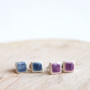 earstuds ceramic square violett lilac blue white made of clay handmade earrings with stainless steel small ear studs wonky 0.6 cm