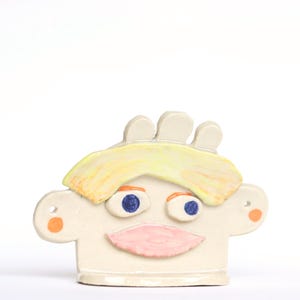 Estante de pared de cerámica con cara de mujer, pequeño objeto de colección hecho a mano, 8,5 x 12,3 x 2,5 cm, para colgar, de arcilla, color rubio, beige, escultura de cerámica, arte rosa
