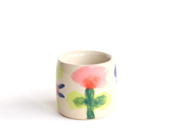 Copo pequeno de cerâmica feito à mão: grés floral pintado à mão
