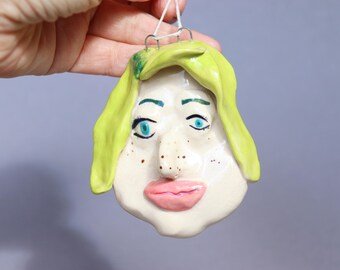 Máscara de cerâmica artesanal para decoração de parede: pequeno retrato feminino.