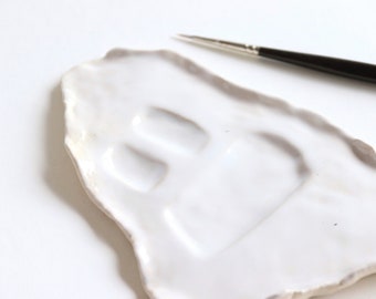 Paleta de tintas cerâmicas artesanais: esmalte branco-sujo, cerâmica rústica