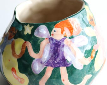 Vaso de cerâmica artesanal para fadas: porta-pincéis ilustrado