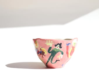 Xícara de café de cerâmica feita à mão: cerâmica torta, rosa pintada à mão