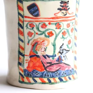 Ręcznie robiony ceramiczny wazon: Scena z średniowiecznego Camelotu – czerwony, biały i niebieski
