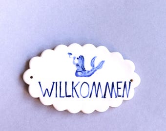 Placa de boas-vindas de cerâmica Willkommen feita à mão: Azulejo de sereia azul Delft
