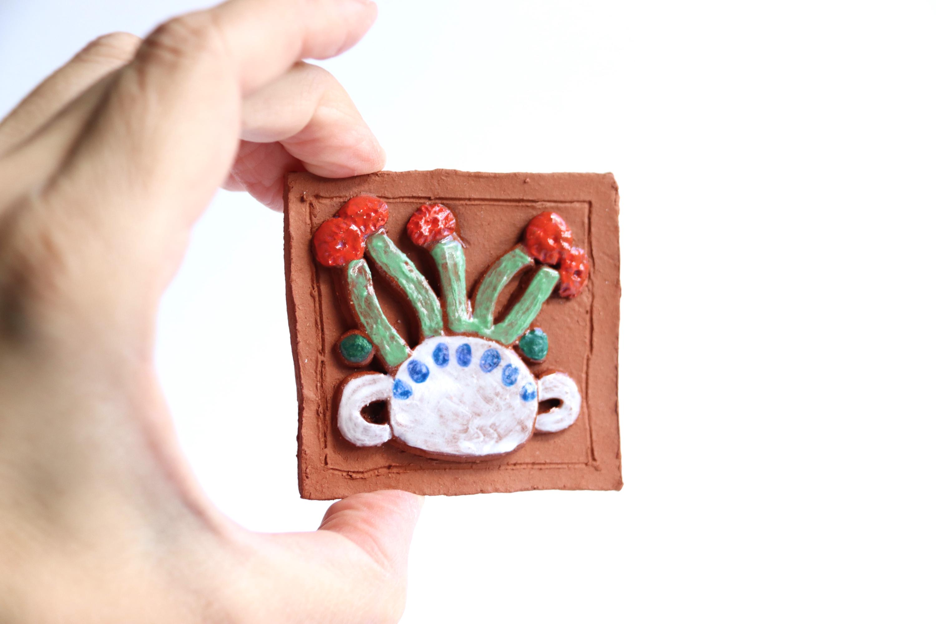 手作り陶器の壁アート：素朴な花柄レリーフタイル - Etsy 日本