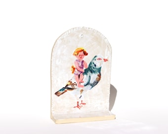 Prateleira artesanal de cerâmica com anjo e pomba, altar de parede lúdico.