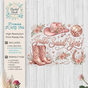 Könnte beinhalten: Rosa-pfarbene Grafik mit Cowboyhut, Stiefeln und dem Text "Just Said Yes!". Das Design umfasst florale Elemente, eine Discokugel und ein Hufeisen, passend für Produkte zum Thema Hochzeit.