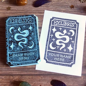 Personalisierter Ex Libris Stempel - Schlange, Monde und Sterne - Handgeschnitzter Stempel - Benutzerdefinierter Ex Libris Stempel - Bibliotheksstempel - Geschenk für Buchliebhaber