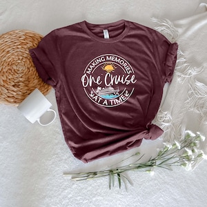 Chemise « Une croisière à la fois », chemise Adventures Await 2026, chemise croisière familiale, vacances aux Caraïbes, chemise voyage de groupe assortie image 3