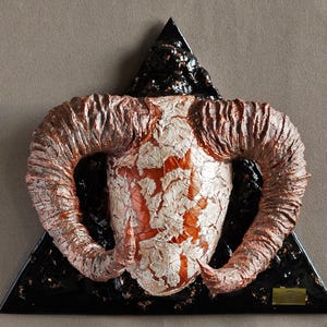 Pode incluir: Um conjunto de três canecas de cerâmica com acabamento fosco e salpicado. As canecas são em tons de creme, cinza claro e cinza escuro. Cada caneca tem um design simples e minimalista.