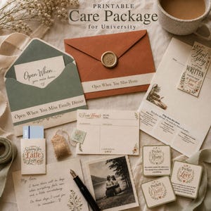 Könnte beinhalten: Ein druckbares Care-Paket für die Universität mit Umschlägen mit Wachssiegeln, Rezeptkarten, Notizkarten mit Text wie Open When You Miss Home, einem schwarzen Stift, einem Teebeutel und kleinen quadratischen Karten mit der Aufschrift Pocket of Home.