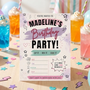 Op de afbeelding: Een uitnodiging voor een feestje met de tekst "Madeline's Birthday Party!" in een speels lettertype. De uitnodiging bevat in te vullen secties voor datum, tijd, locatie en RSVP. Kleurrijke drankjes en confetti omringen de uitnodiging.