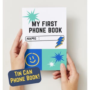 Puede incluir: Un cuaderno blanco titulado "MY FIRST PHONE BOOK" con un diseño azul y verde. El cuaderno tiene un espacio para un nombre y un rayo gráfico. Una pancarta azul en la parte inferior dice "TIN CAN PHONE BOOK!"