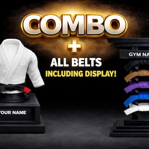 Op de afbeelding: Een combiset met een wit vechtsportuniform en een displaystandaard voor riemen. De tekst "COMBO + ALL BELTS INCLUDING DISPLAY!" wordt weergegeven. De riemendisplay bevat een verscheidenheid aan gekleurde riemen en de tekst "GYM NAME" wordt weergegeven.
