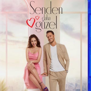 Peut inclure: Un boîtier Blu-ray avec le titre Senden daha güzel écrit en noir et rouge. La couverture montre une personne souriante en robe rose sans manches et une autre en blazer et pantalon beige devant une fenêtre lumineuse.