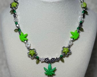 Naszyjnik z koralików w stylu Kandi z motywem liści marihuany i chwastów (16-18 cali, regulowany)