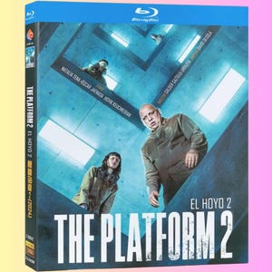Puede incluir: Caja de disco Blu-ray de la película "The Platform 2". La portada presenta una combinación de colores azul y gris con el título en letras blancas grandes. La caja incluye el logotipo de Blu-ray Disc y los nombres de los actores y el director.