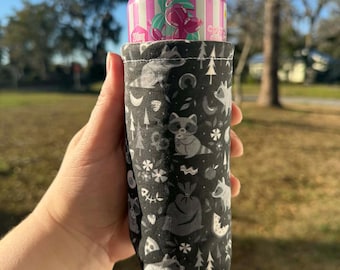 Handgjord Alani, Celsius & Bloom energidryckeshylsa | Återanvändbar bomullsburkhållare | Slim Burk Koozie |