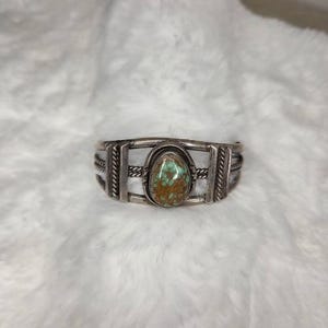 Puede incluir: Un juego de tres cuencos apilables de cerámica en tonos azules, verdes y blancos. Los cuencos presentan un esmalte moteado y un diseño sencillo y moderno. El cuenco más grande tiene aproximadamente 18 cm de diámetro.