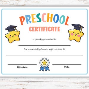 以下が含まれることがあります： オレンジ、青、ピンクで「幼稚園修了証」と書かれたカラフルな幼稚園修了証。卒業帽子をかぶった2つの笑顔の黄色い星が特徴です。受取人の名前、学校、署名、日付の行が用意されています。