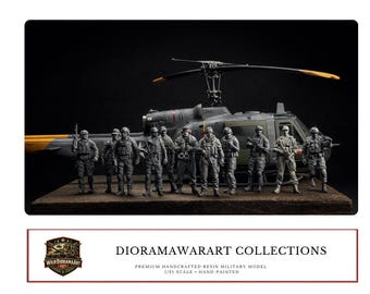 Puede incluir: Diorama detallado de modelo militar de resina con un helicóptero y un grupo de soldados. Las figuras están pintadas a mano y se encuentran sobre una base de madera. El helicóptero tiene detalles en amarillo y negro. El diorama está sobre un fondo oscuro.
