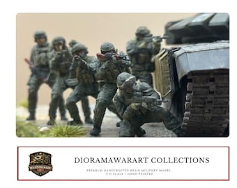 Op de afbeelding: Handgeschilderd hars militair model diorama met soldaten in camouflage, die geweren richten op een tank. Schaal 1:35. De tekst "DIORAMAWARART COLLECTIONS" wordt hieronder weergegeven.