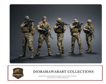 Puede incluir: Cinco figuras de modelo militar de resina pintadas a mano con uniformes de camuflaje, cada una sosteniendo un rifle. Las figuras son parte de DioramaWarArt Collections, escala 1/35.