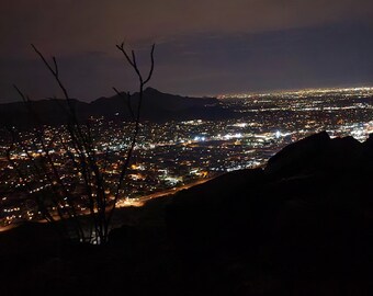 Fotografia nocnego pejzażu Phoenix | Dekoracja ścienna ze światłami pustynnego miasta (pobranie cyfrowe)